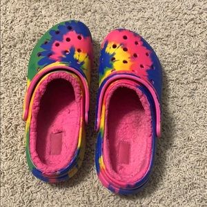 tie dye fur crocs